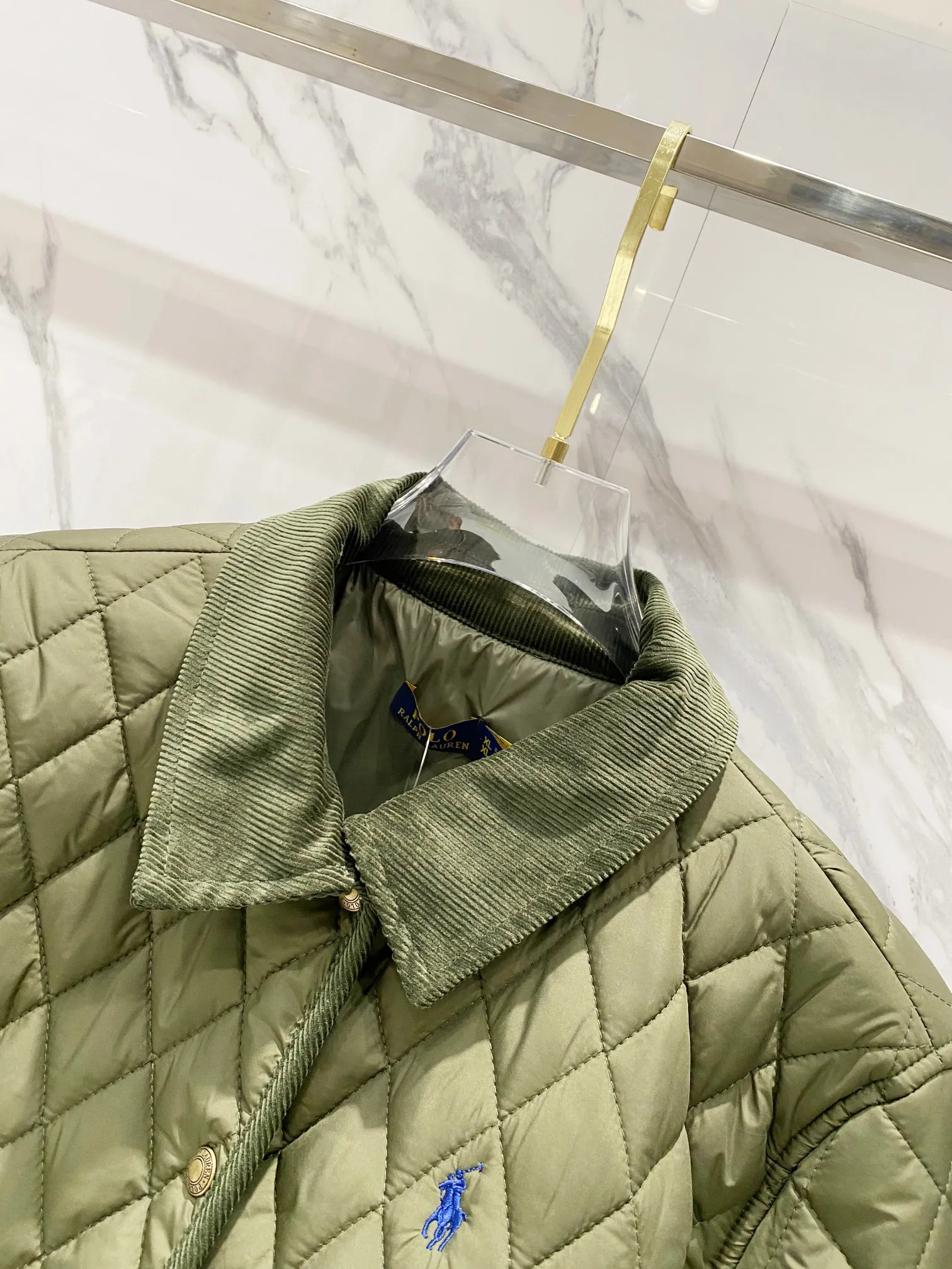 P340 Ralpah Lauren/Ralph Lauren diamond plaid lapel veteran cotton jacket, same style for men and women, British retro style, classic diamond Henry lapel thin cotton jacket, simple yet stylish, corduroy trimmed cuffs, collar, straight foldable, two-wear, fashionable, warm and not abrasive to the skin. Flap pockets are more practical and safer. The half-high collar has double-button closure on the front. The fabric has a certain anti-water effect, making it a timeless classic. The delicate embroidery of the pony on the left side of the chest is retro and will never go out of style. Color: navy khaki green Size: S-XL